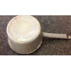 Vintage grijs gewolkte pan, melkkoker en steelpan