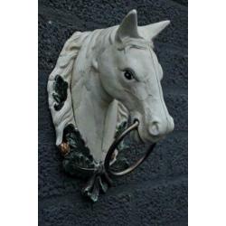 Paardenhoofd met ring, gietijzer-wit-paard-deco-tuin