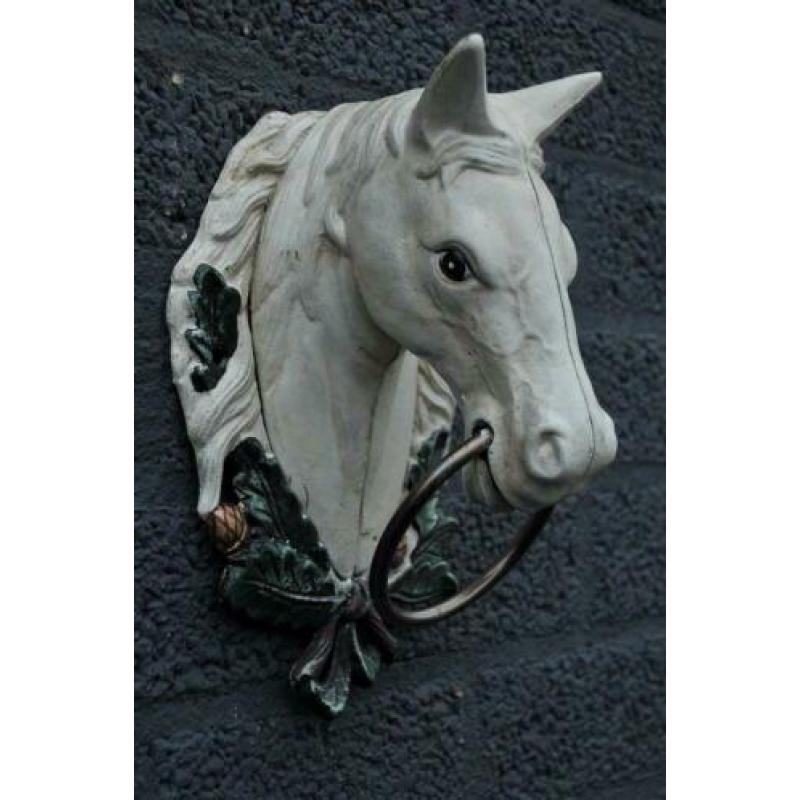 Paardenhoofd met ring, gietijzer-wit-paard-deco-tuin