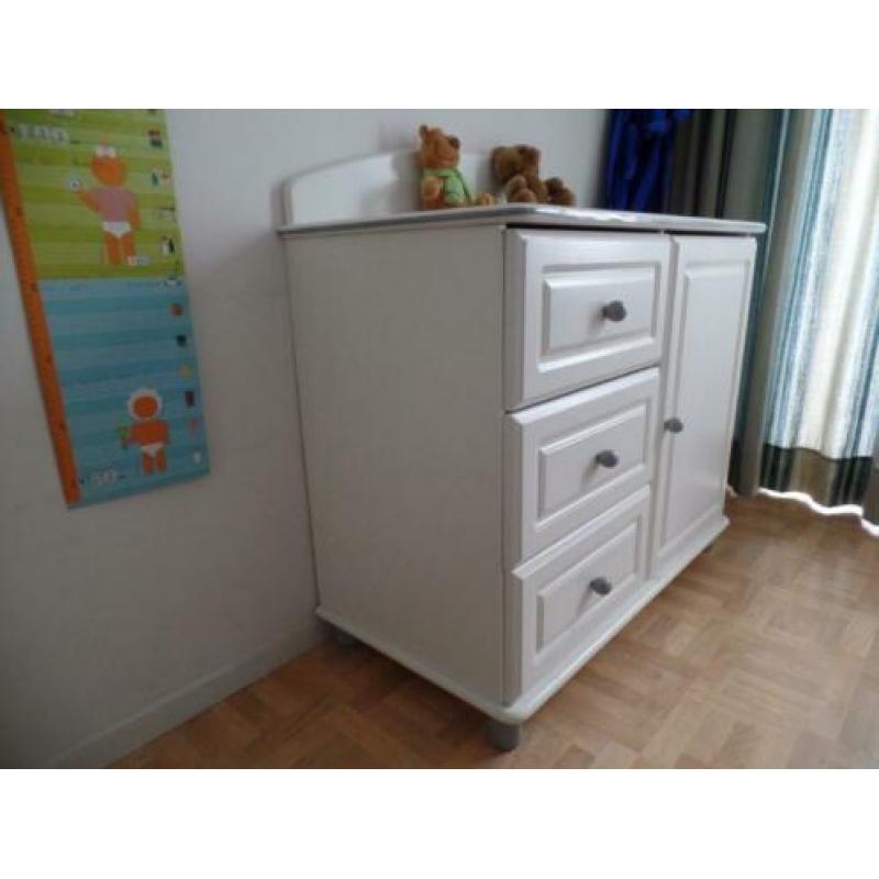 kinderbedje en commode