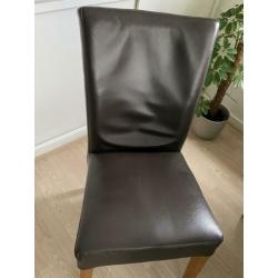 Nette Eethoek met 4 stoelen