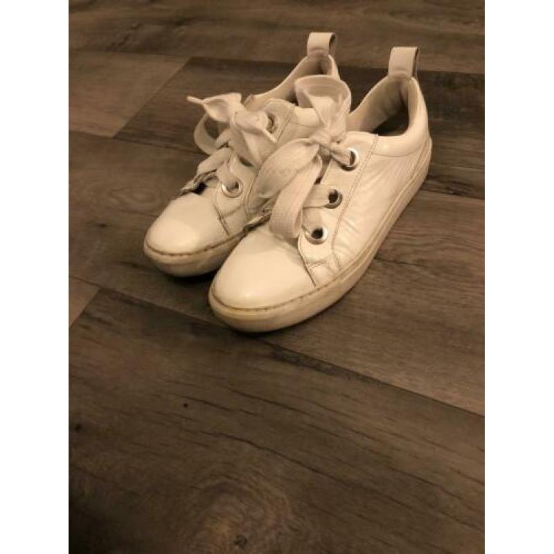 Witte sneakers