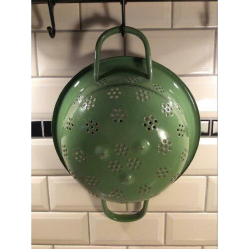 MOOI reseda groen vergiet met biezen