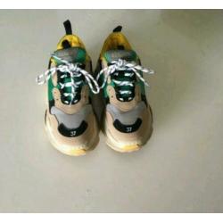 Balenciaga's triple S maat 37