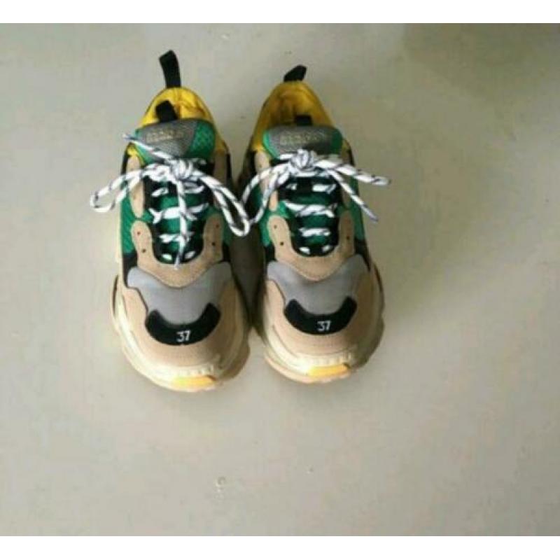 Balenciaga's triple S maat 37