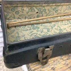 Leuk oud brocante zwart breikoffertje