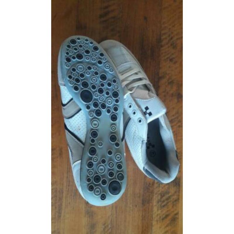 2 paar sneakers. 1 + 1 gratis!