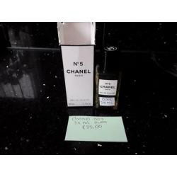 Verzameling met mooie parfums van chanel
