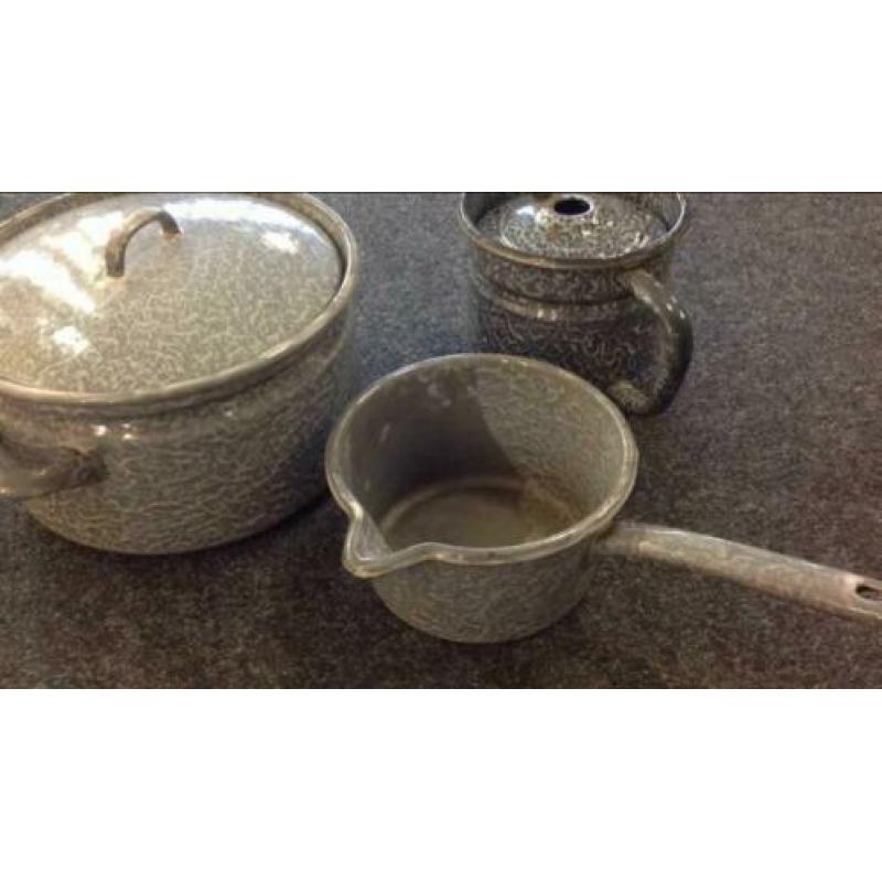 Vintage grijs gewolkte pan, melkkoker en steelpan