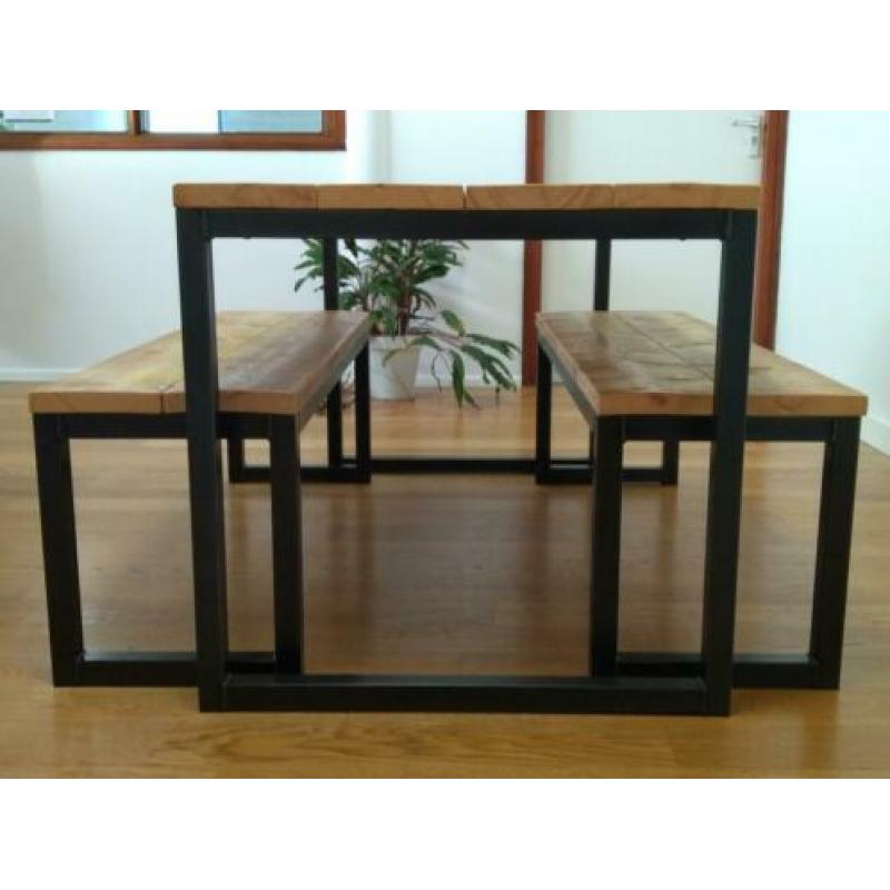 Steigerhouten tafels en banken voor binnen of buiten.