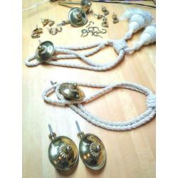 Embrasses plus haken en steunen.