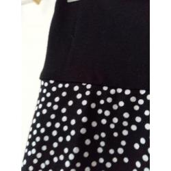 Promiss rok zwart met witte stippen. Elastische tailleband.