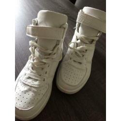 Hoge stevige sportieve schoenen 39