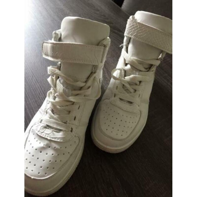 Hoge stevige sportieve schoenen 39
