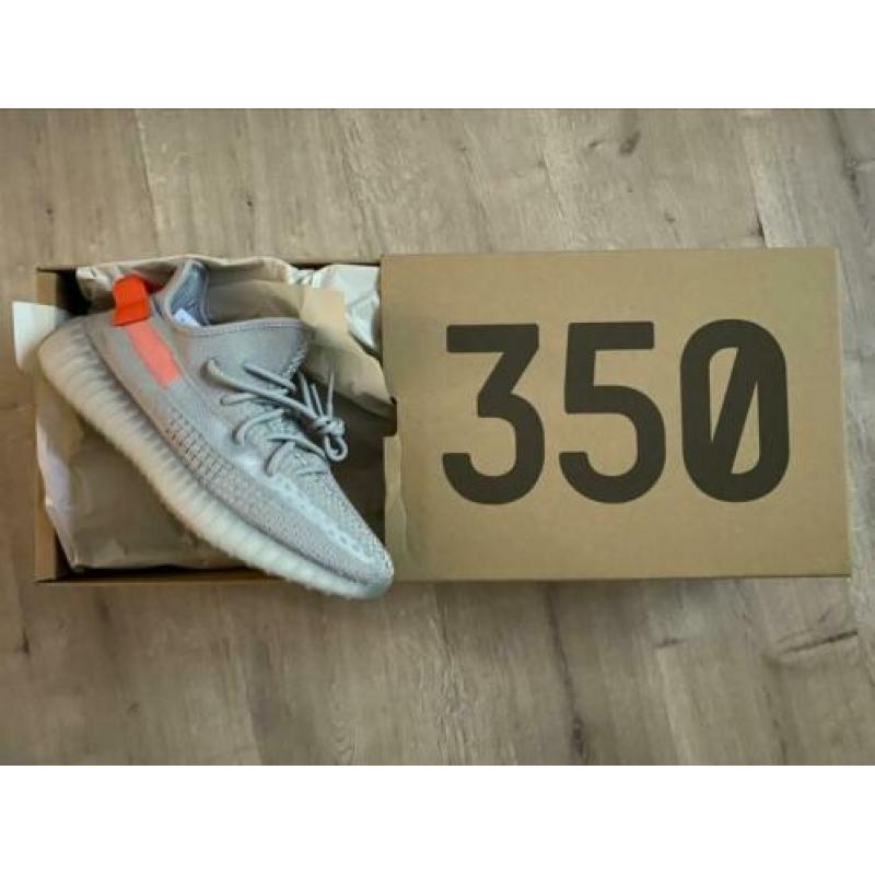 Yeezy boost tail light maat 44/us 10