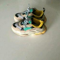 Balenciaga's triple S maat 37