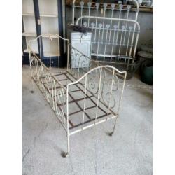 Oud ledikantje "halfweg brocante"