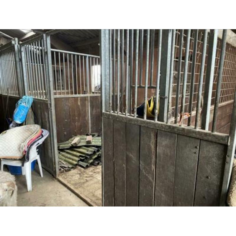 Paardenstal, schuur, opslag, paardenbox