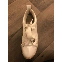 Witte sneakers