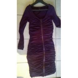 Aubergine jurk, deelbare rits en camouflerende pasvorm,mt 36