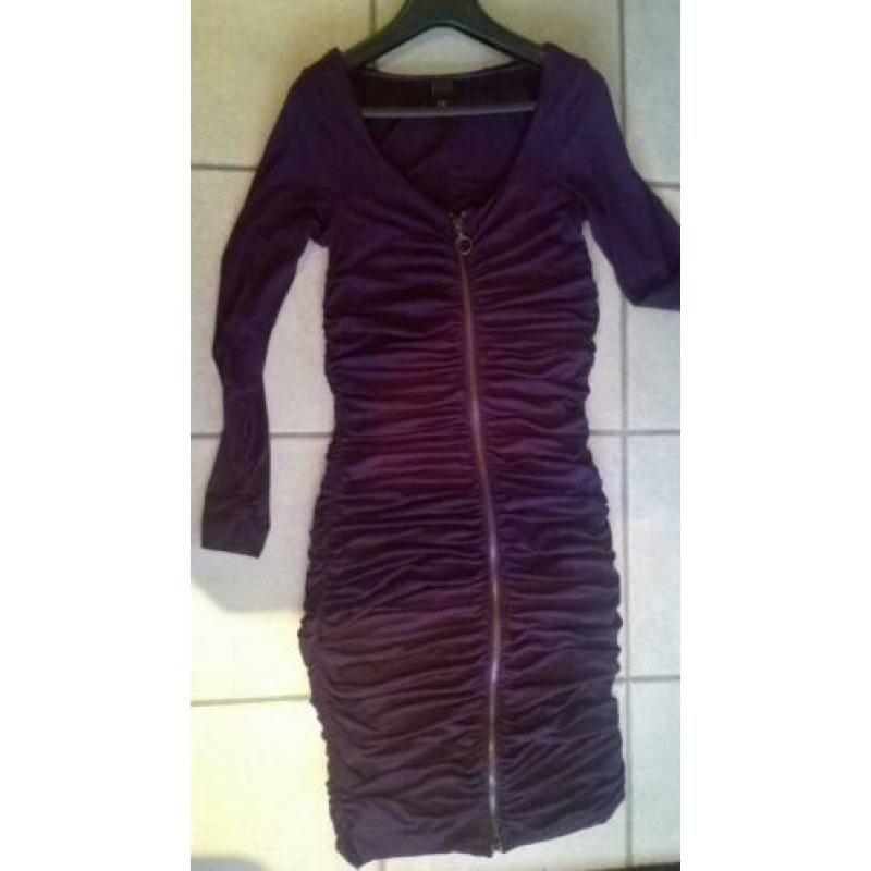 Aubergine jurk, deelbare rits en camouflerende pasvorm,mt 36
