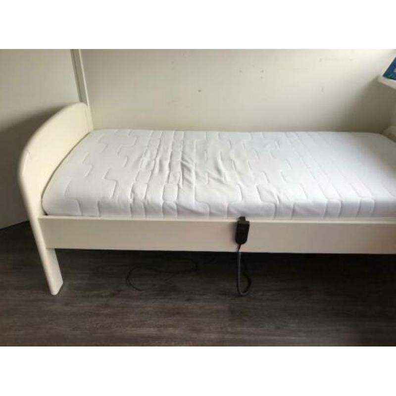 Eenpersoons bed met elektrische lattenbodem