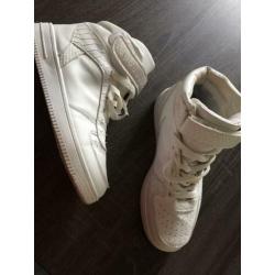 Hoge stevige sportieve schoenen 39