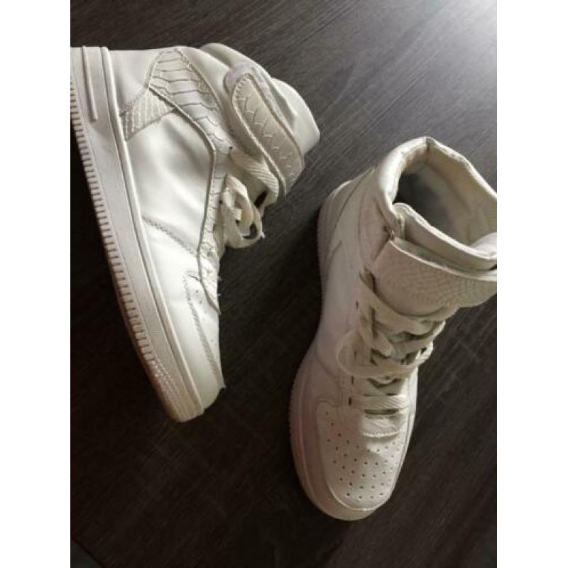 Hoge stevige sportieve schoenen 39