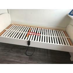 Eenpersoons bed met elektrische lattenbodem