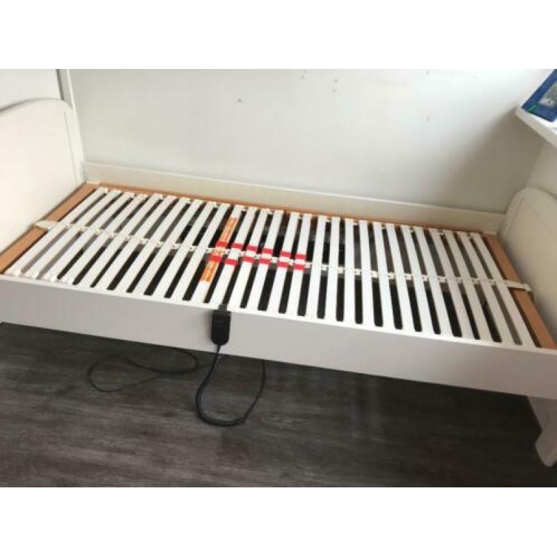 Eenpersoons bed met elektrische lattenbodem