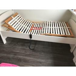 Eenpersoons bed met elektrische lattenbodem