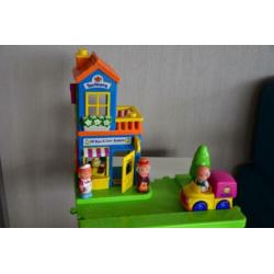 Speelgoedbaan met gebouwen, voertuigen en figuurtjes