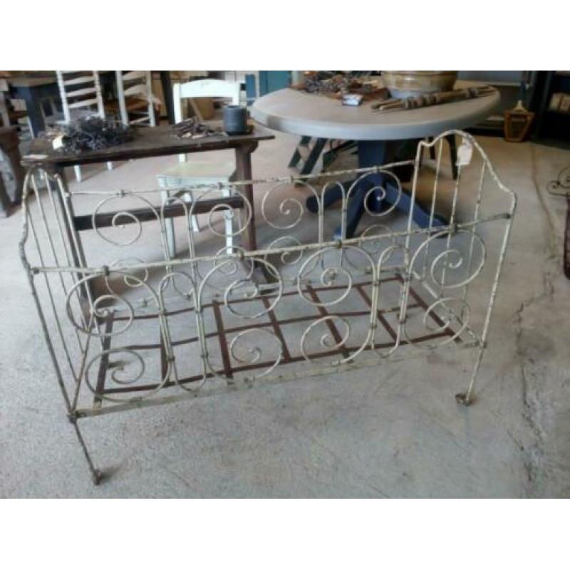 Oud ledikantje "halfweg brocante"