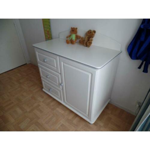kinderbedje en commode