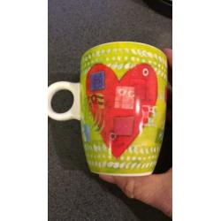 2 kleurrijke mokken, roze en groen met hart