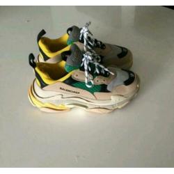 Balenciaga's triple S maat 37
