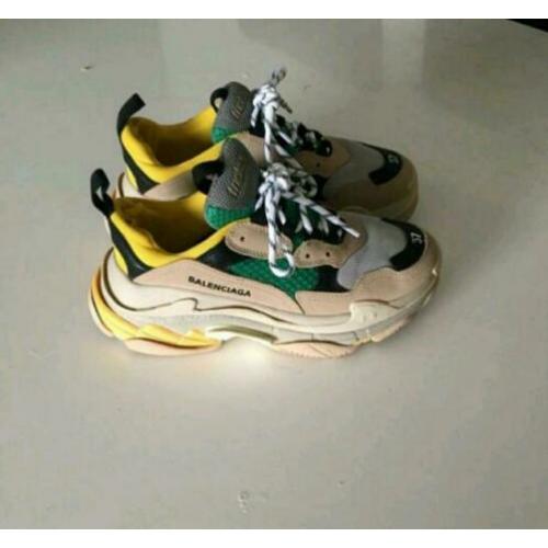Balenciaga's triple S maat 37