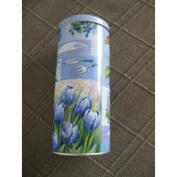 Blauw blikje met tulpen en vlinders