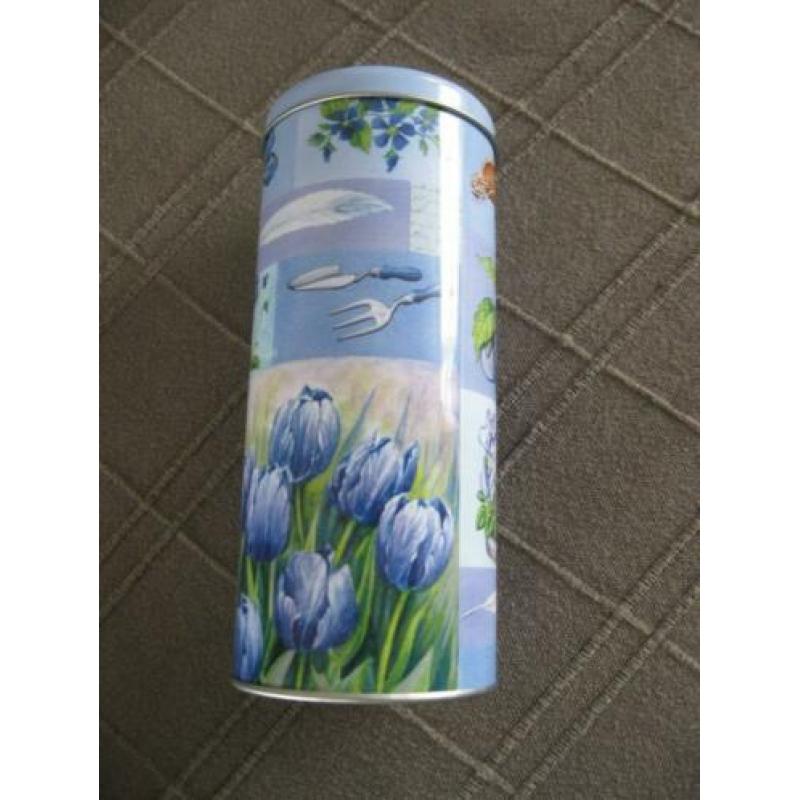 Blauw blikje met tulpen en vlinders