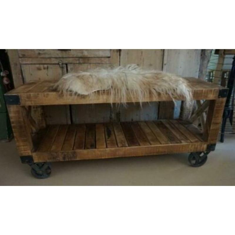 Nieuwe mangohouten salontafel op wielen, bank, tafel