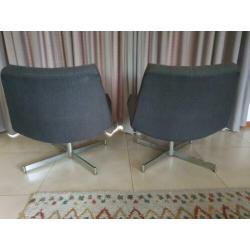 twee draaibare fauteuils