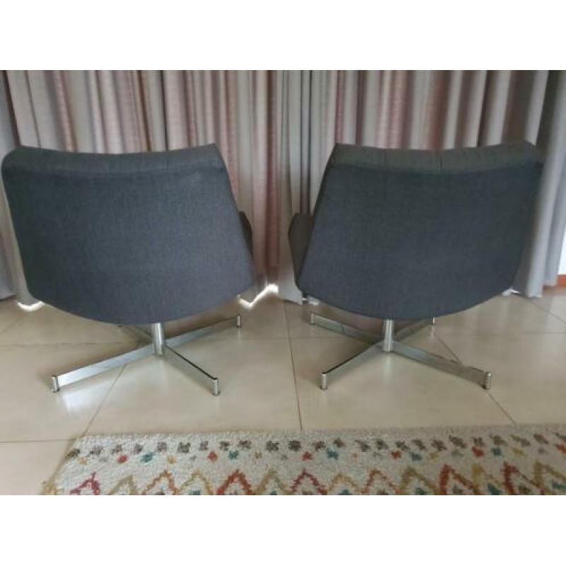 twee draaibare fauteuils