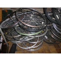 Fietswielen groot en klein, sturen, dragers, voorvorken, enz