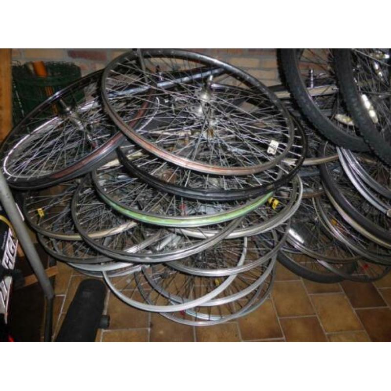 Fietswielen groot en klein, sturen, dragers, voorvorken, enz