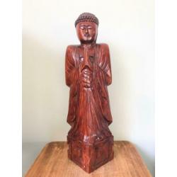 Grote hout Boeddha beeld in Namaste handhouding Thailand