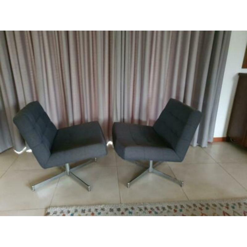 twee draaibare fauteuils