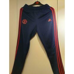 Manchester United trainingspak Adidas. Mt 11-12y, mt 152