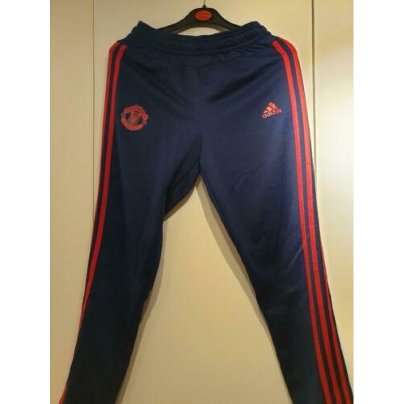 Manchester United trainingspak Adidas. Mt 11-12y, mt 152