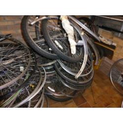 Fietswielen groot en klein, sturen, dragers, voorvorken, enz