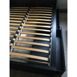 Bed met twee lattenbodems en ladens